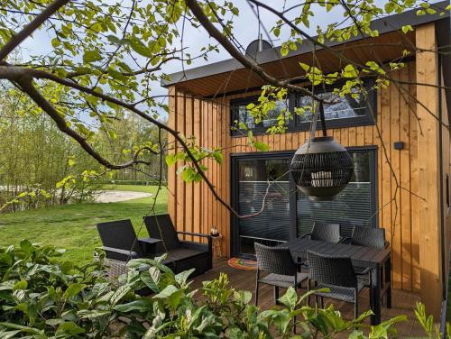 Rustic Cbin Rentl on Wildlife Snctury in Mnistee Michign — hotel in Manistee