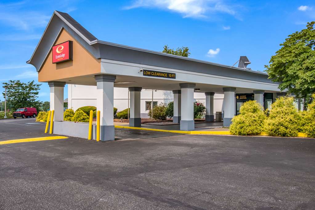 Econo Lodge Inn Suites Chambersburg Central — Chambersburg