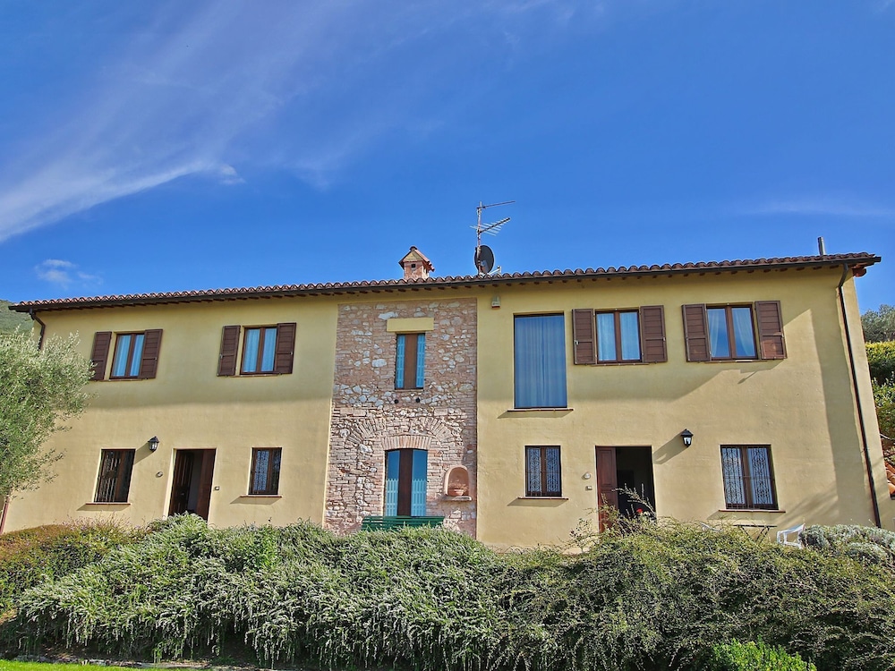Quaint Farmhouse In Trevi With Swimming Pool 15351773 — Trevi