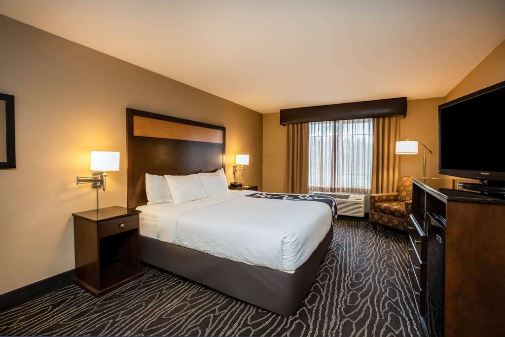 La Quinta Inn & Suites by Wyndham Eugene - photo 18