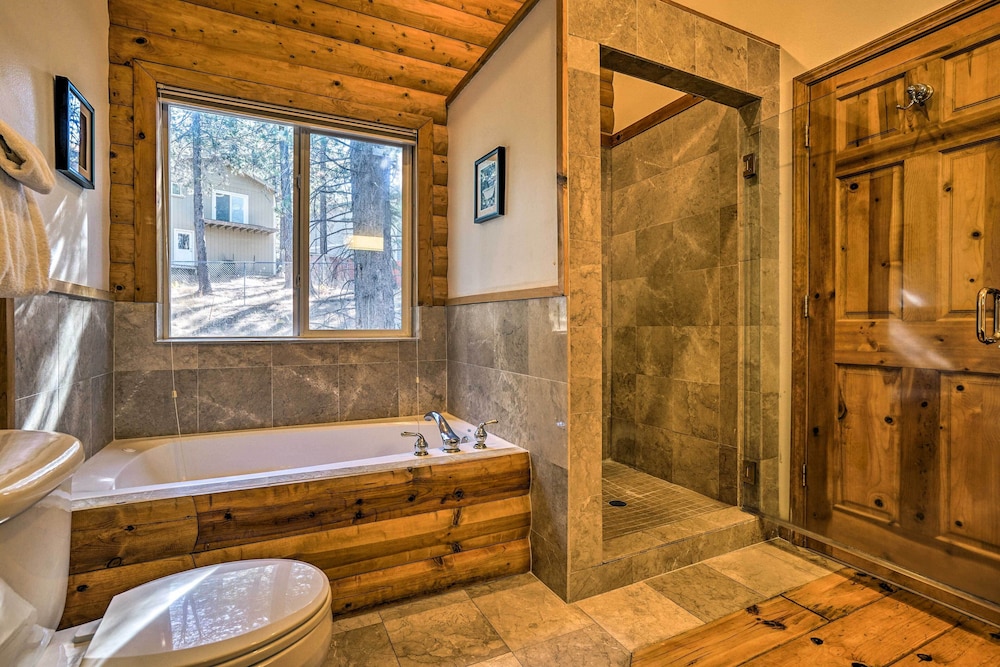 Hot Tub Indoor Pool Home 8 Mi to Heavenly Skiing — 4-Star Luxury Hotel in South Lake Tahoe, United States