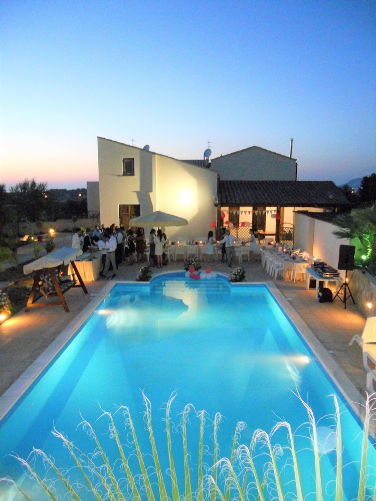 B&B Castellazzo — 4-Star Luxury Hotel in Paceco, Italy