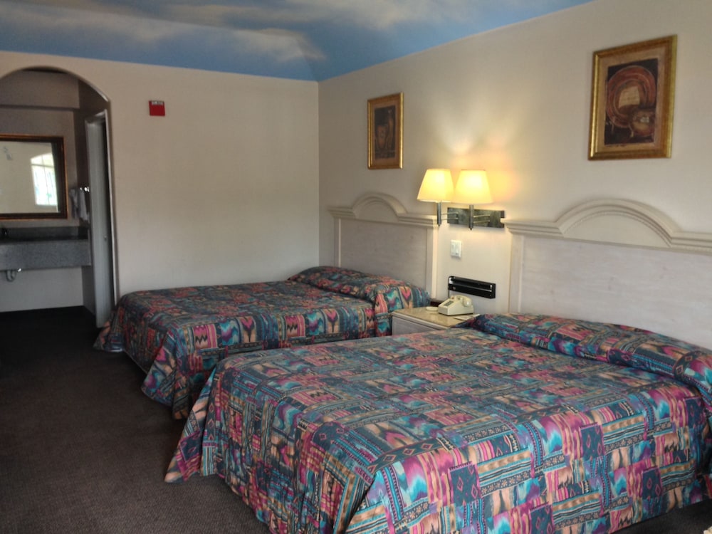 Camelot Inn & Suites Highway 290 NW Freeway - photo 5