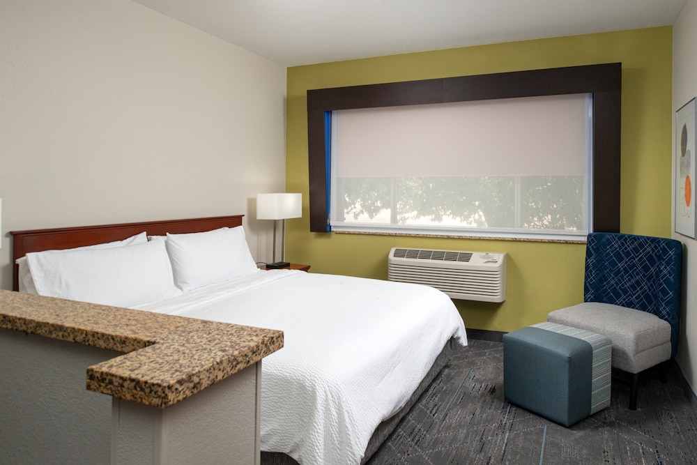 Holiday Inn Express Suites Farmington - photo 23
