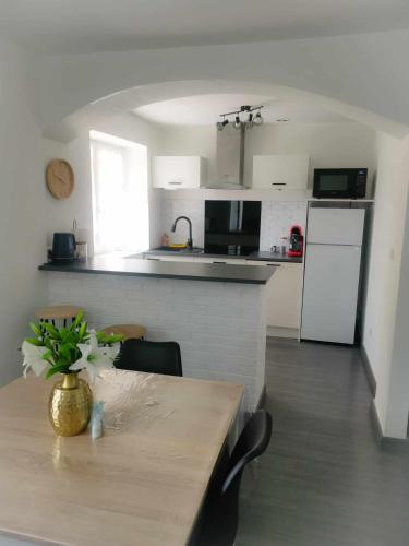 Fleurs de Lys pet-friendly hotel Saint-Germain-Lespinasse