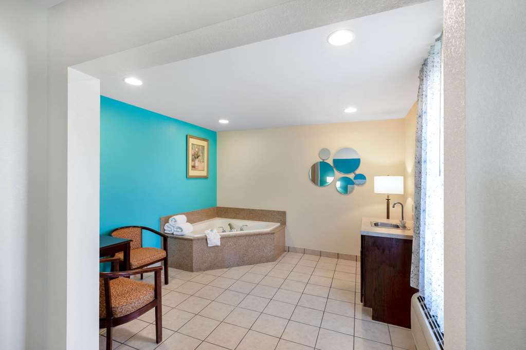 Howard Johnson by Wyndham Houma - photo 16