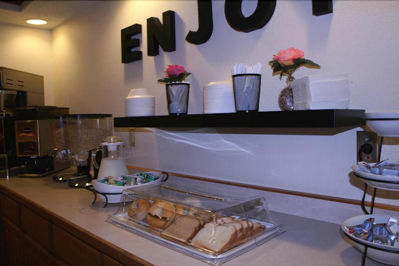 River Valley Inn & Suites - photo 28