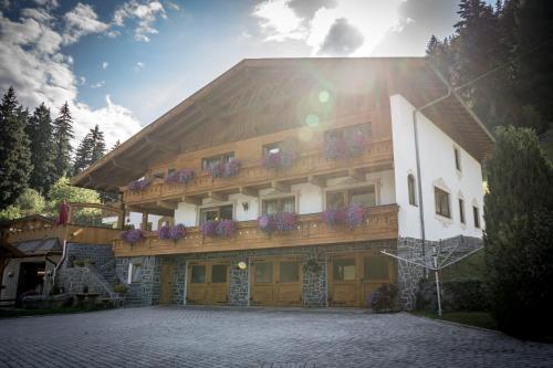 Landhaus Maria — 4-Star Luxury Hotel in Neustift Im Stubaital, Austria