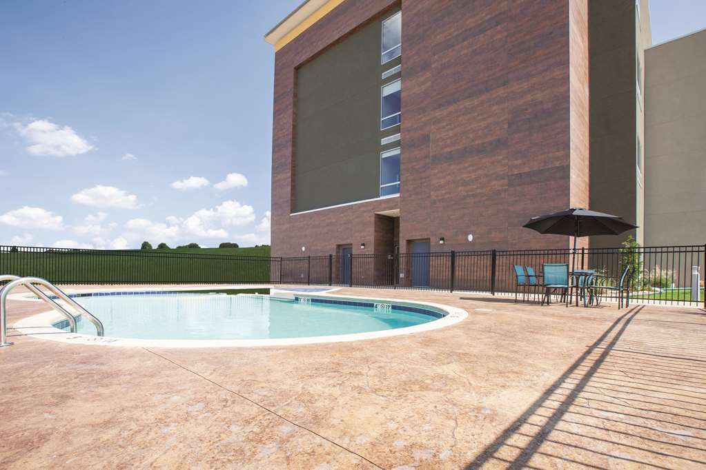 La Quinta Inn & Suites by Wyndham Tulsa Broken Arrow - photo 6