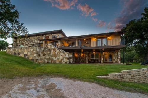 LBJ Lake Home Private Cove Lake Toys Boat Slip — 4-Star Luxury Hotel in Granite Shoals, United States