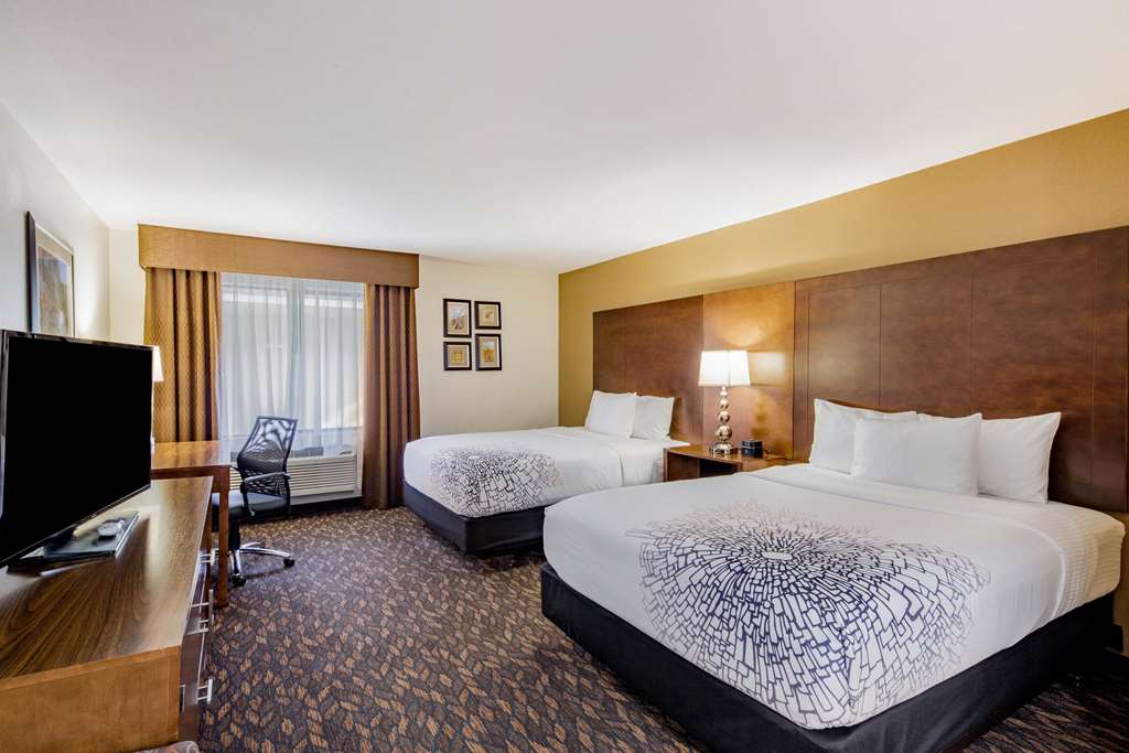 La Quinta Inn & Suites by Wyndham Oakland Hayward - photo 11