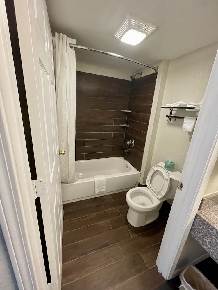 Key West Inn Roanoke - photo 15