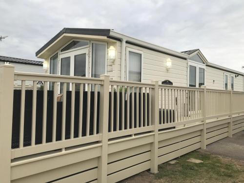 Hot Tub Accommodation North Wales Caravan — Rhyl — photo 3