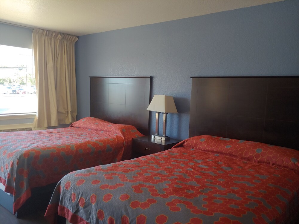 Brooks City Executive Inn - photo 7