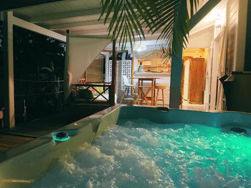Maison 1 pièce Karaib Lodge jacuzzi privé — 4-Star Luxury Hotel in Saint-Francois, Guadeloupe
