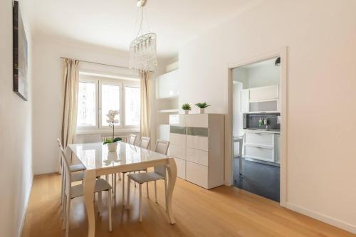 Appartamento Elegante e Luminoso con Metro Vicina — 4-Star Luxury Hotel in Rome, Italy