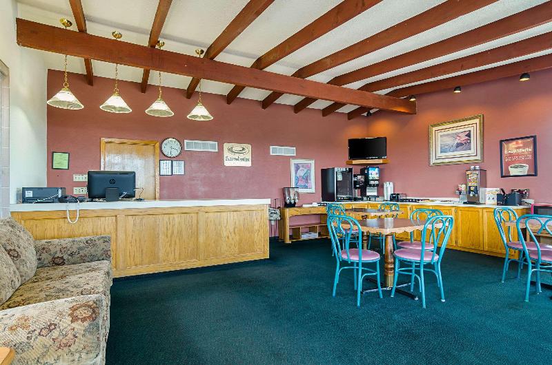 Econo Lodge Wakeeney - photo 9