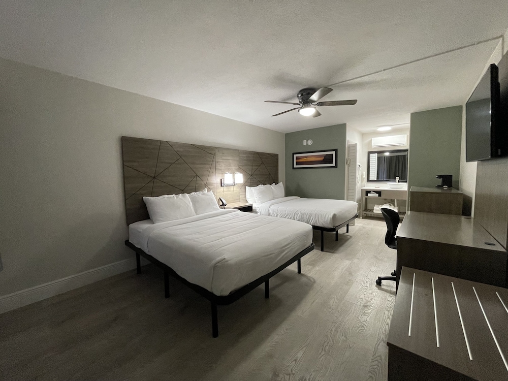 Quality Inn & Suites Airport Cruise Port Hollywood - photo 17