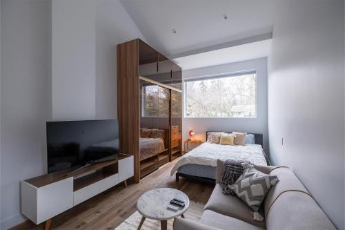 Entire Queen Loft - carbon neutral hotel in Toronto