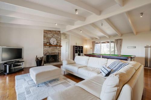 Port Philip Panorama Bayview Retreat and Pool Bliss in Mount Martha, Australia