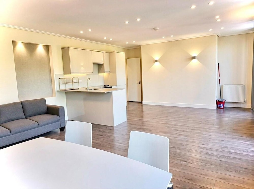 London Riverside Apartment Retreat — 4-Star Luxury Hotel in London, United Kingdom