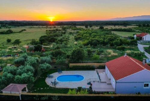 Family friendly house with a swimming pool Zemunik Donji Zadar 21653 — 4-Star Luxury Hotel in Zemunik Donji, Croatia