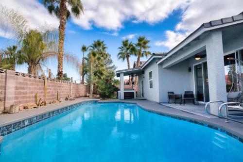 Vegas Oasis Close 2 Strip Private Hot Tub & Heated Pool — 4-Star Luxury Hotel in Las Vegas, United States