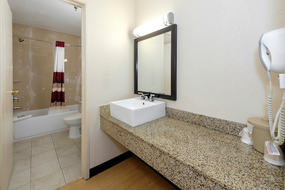Red Roof Inn Jacksonville Cruise Port - photo 27