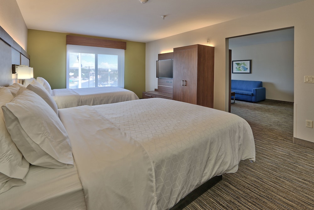 Holiday Inn Express & Suites Albuquerque Historic Old Town by IHG - photo 20