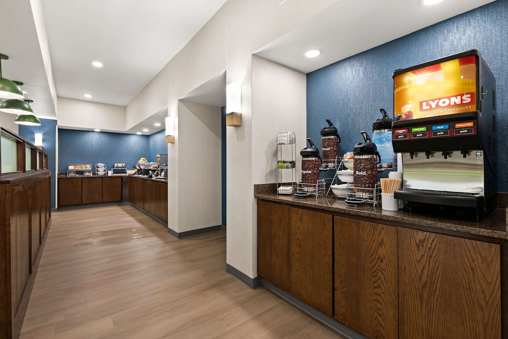 Comfort Suites Hudson I 94 - photo 22