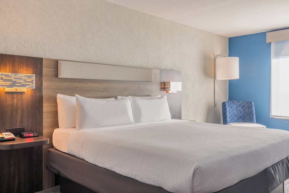 Holiday Inn Express and Suites Kansas City Airport by IHG - photo 21