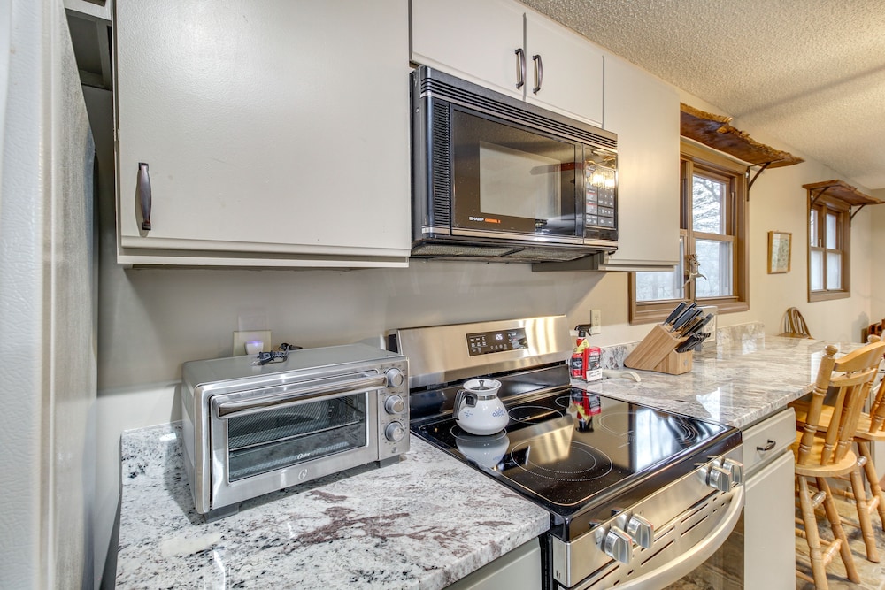 Ellijay Resort Cabin with Fire Pit Decks And Hot Tub in Ellijay, United States