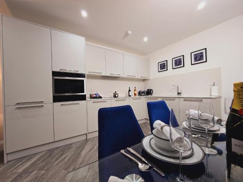 Abbey Corner by Nivaas 3 Located in the heart of the city centre 5 minute walk to train station 20 minutes to London via train