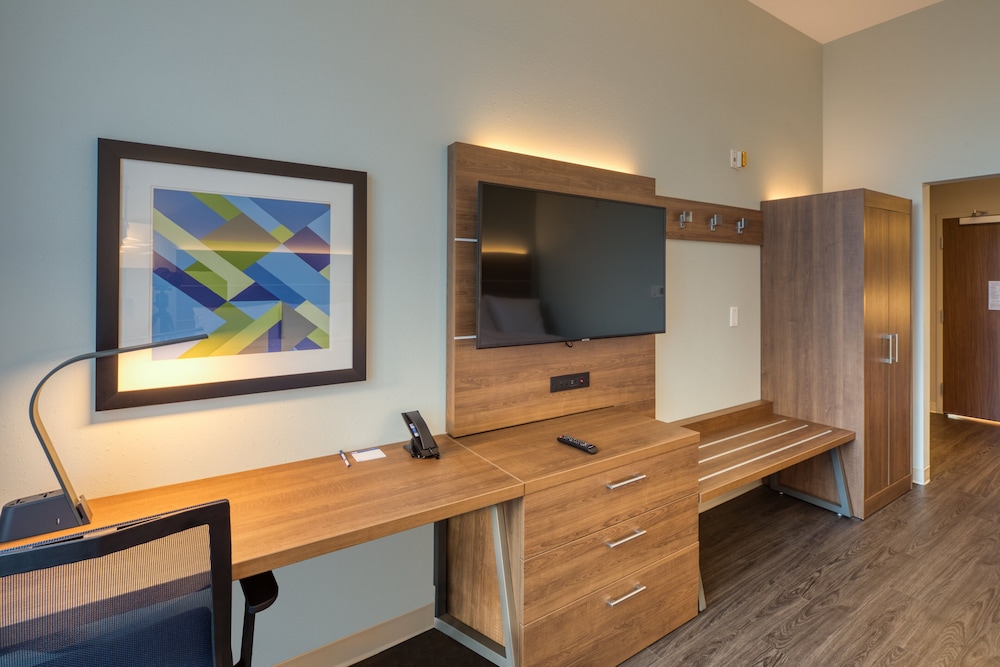 Holiday Inn Express & Suites Charlotte South End by IHG - photo 15