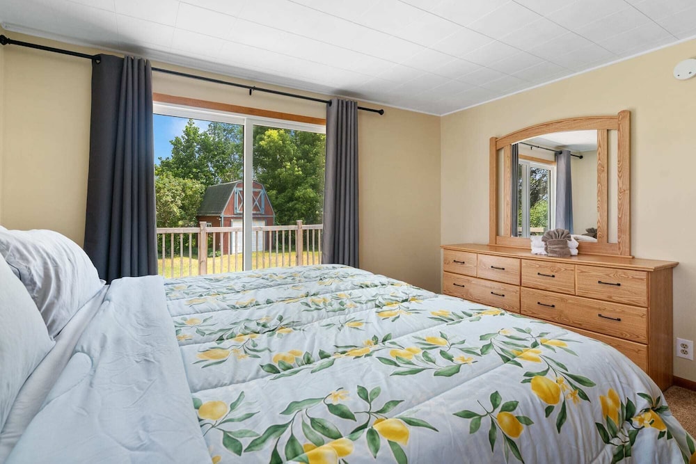South Arm Retreat 2BDR Lake Charlevoix - photo 2