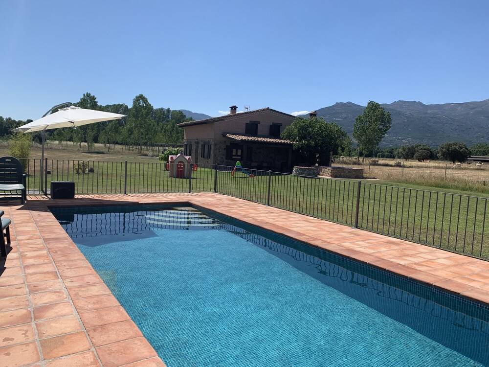 Paraje Navazos — 4-Star Luxury Hotel in Gavilanes, Spain