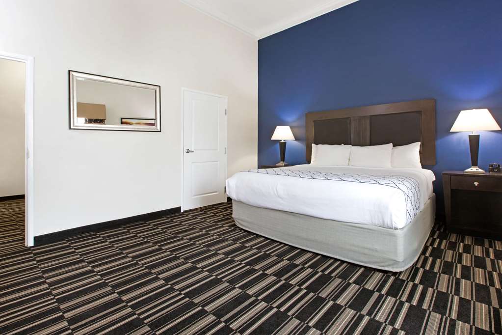 La Quinta Inn & Suites by Wyndham Alvin - photo 32
