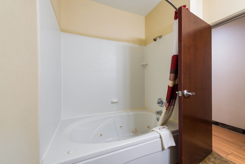 Econo Lodge Inn & Suites - photo 26
