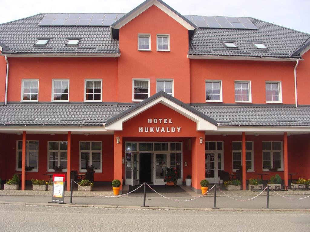 Wellness Hotel Hukvaldy Polopenze A Wellness V Ceně — hotel in Pribor