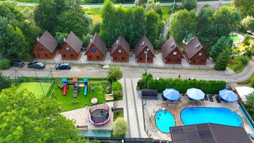 OW Domki Matiaszówka z PODGRZEWANYMI BASENAMI kąpieliskiem ze zjeżdżalnią wodną ogrodzonym placem zabaw i boiskiem in Polanczyk, Poland