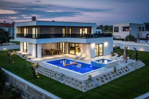 Villa MaEm in Central Istria for families with Sauna Whirlpool & Sea View — 5-Star Luxury Hotel in Fazana, Croatia