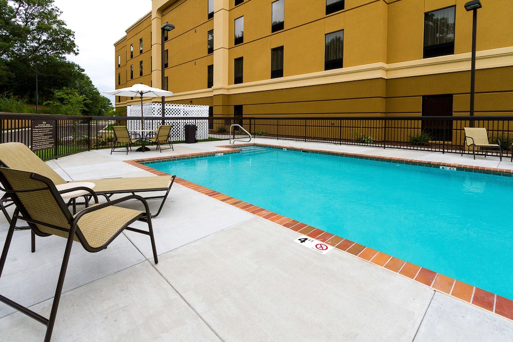 Hampton Inn Fayetteville - photo 38