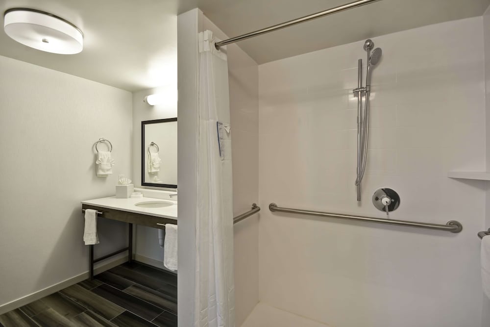Hampton Inn & Suites Los Angeles Burbank Airport - photo 31