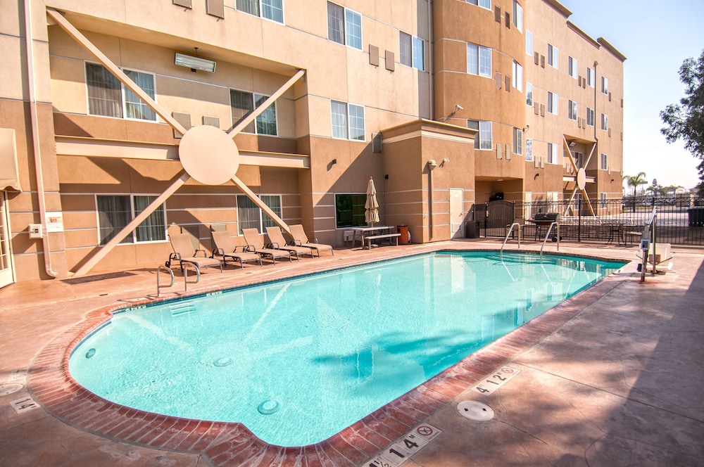 Holiday Inn Express and Suites Bakersfield Central by IHG - photo 19