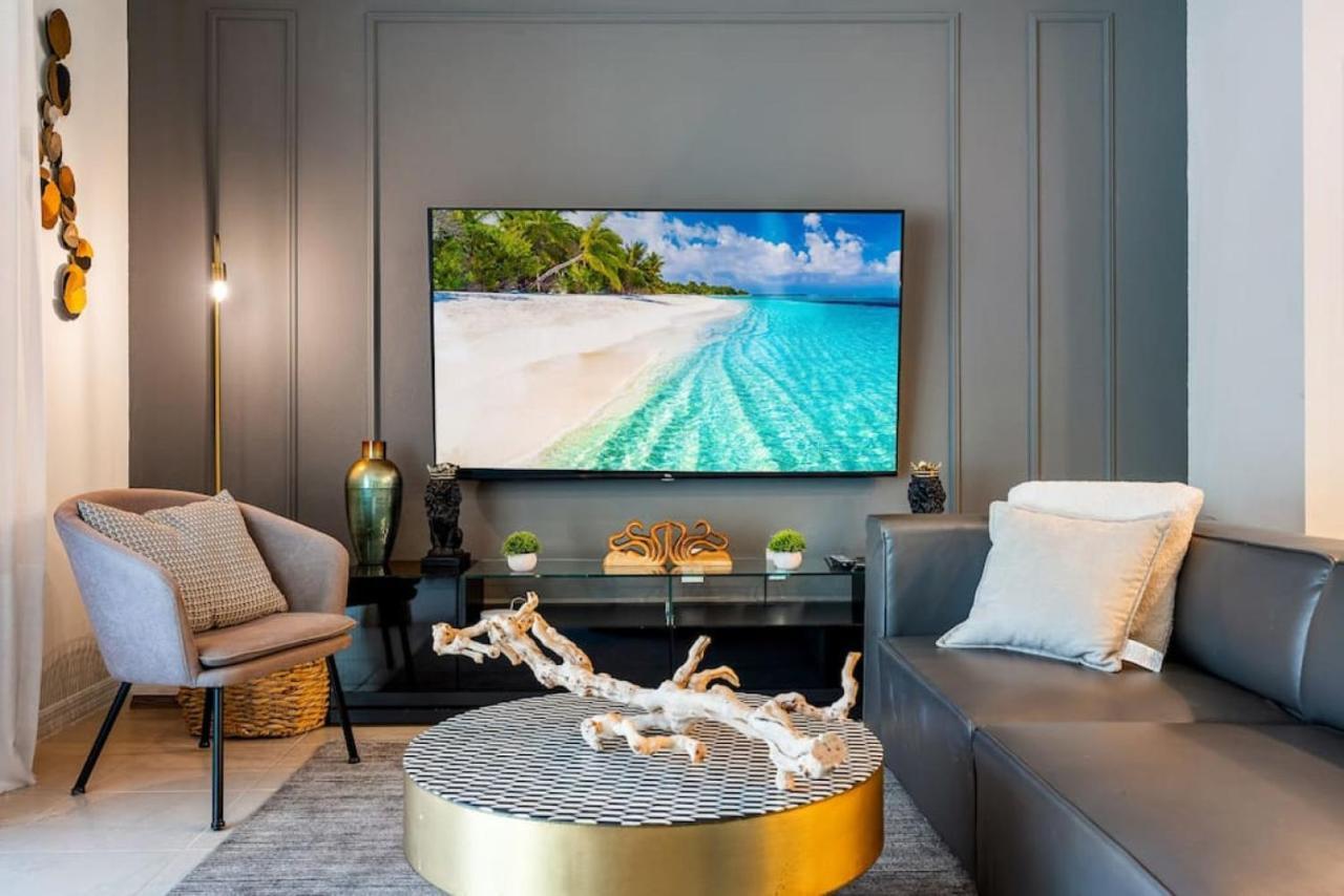 New Windsor Island 5 Bedroom Sleeps 12 — 4-Star Luxury Hotel in Davenport, United States