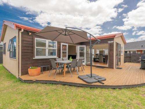 Beach House on Hetherington Whangamata Home — 4-Star Luxury Hotel in Whangamata, New Zealand