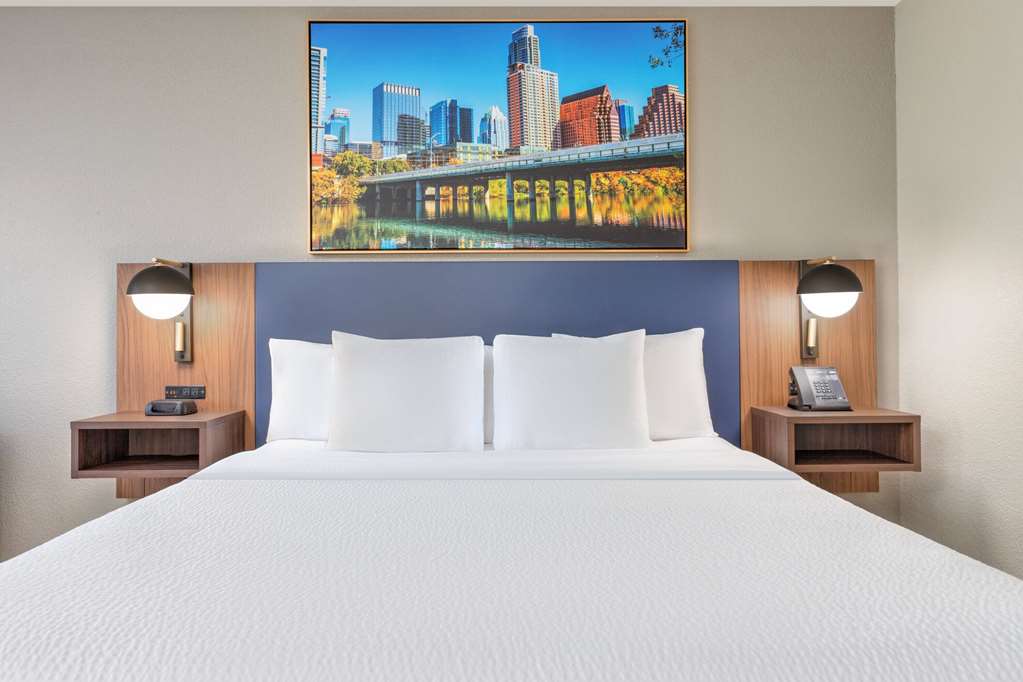 La Quinta Inn & Suites by Wyndham Dallas DFW Airport North - photo 23