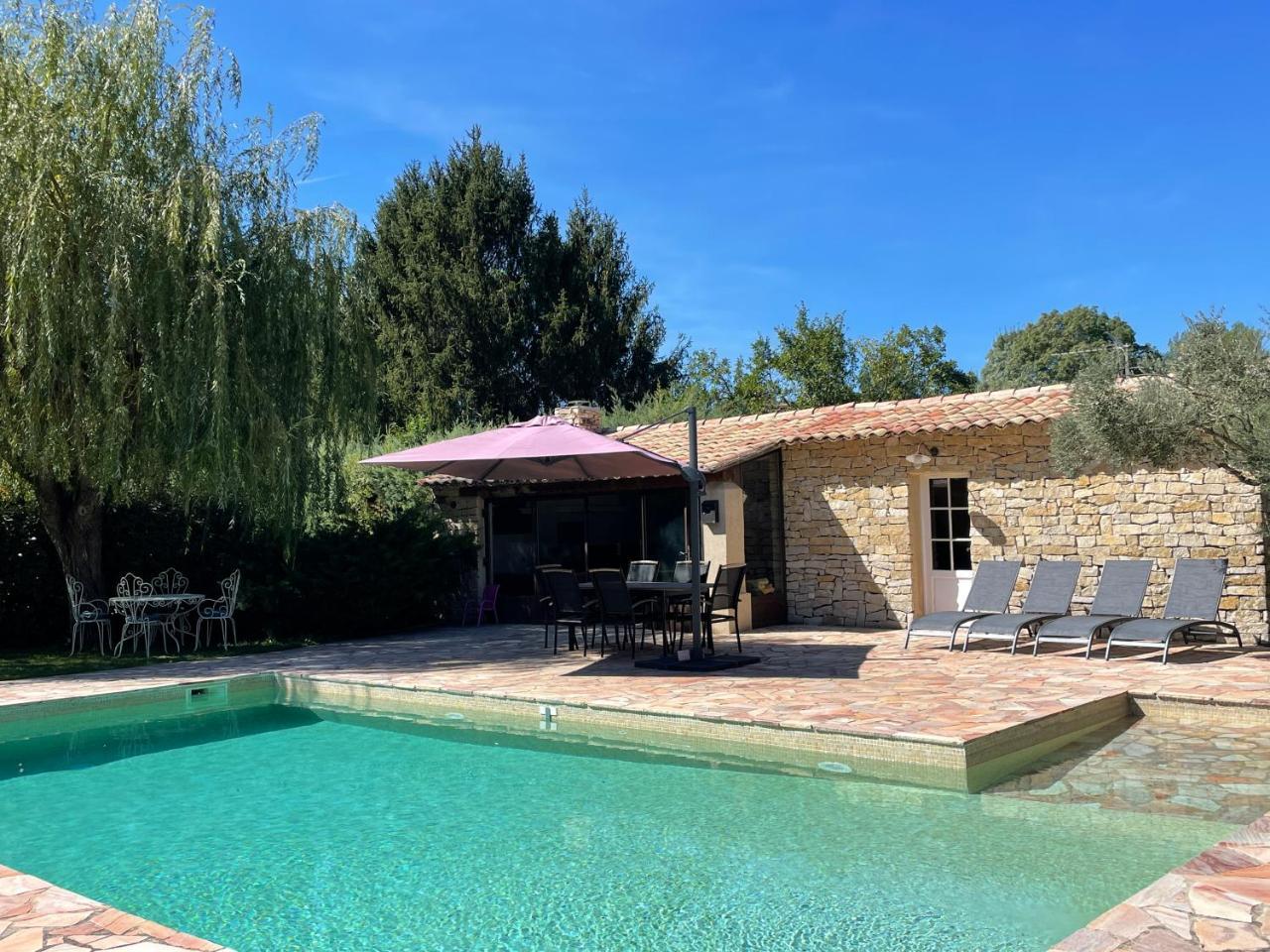Fuvolea Maison de Vacances a 15 Min du Centre D'aix En Provence Piscine Chauffee En Saison Jardin Parking Prive Gratuit — 4-Star Luxury Hotel in Fuveau, France