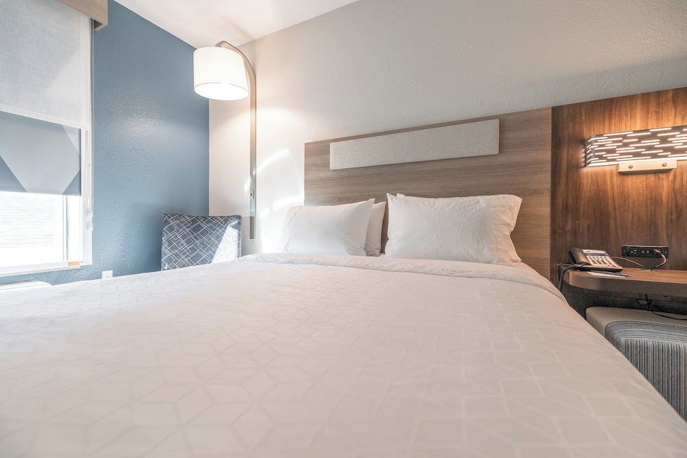 Holiday Inn Express Hotel & Suites St. Robert by IHG - photo 2