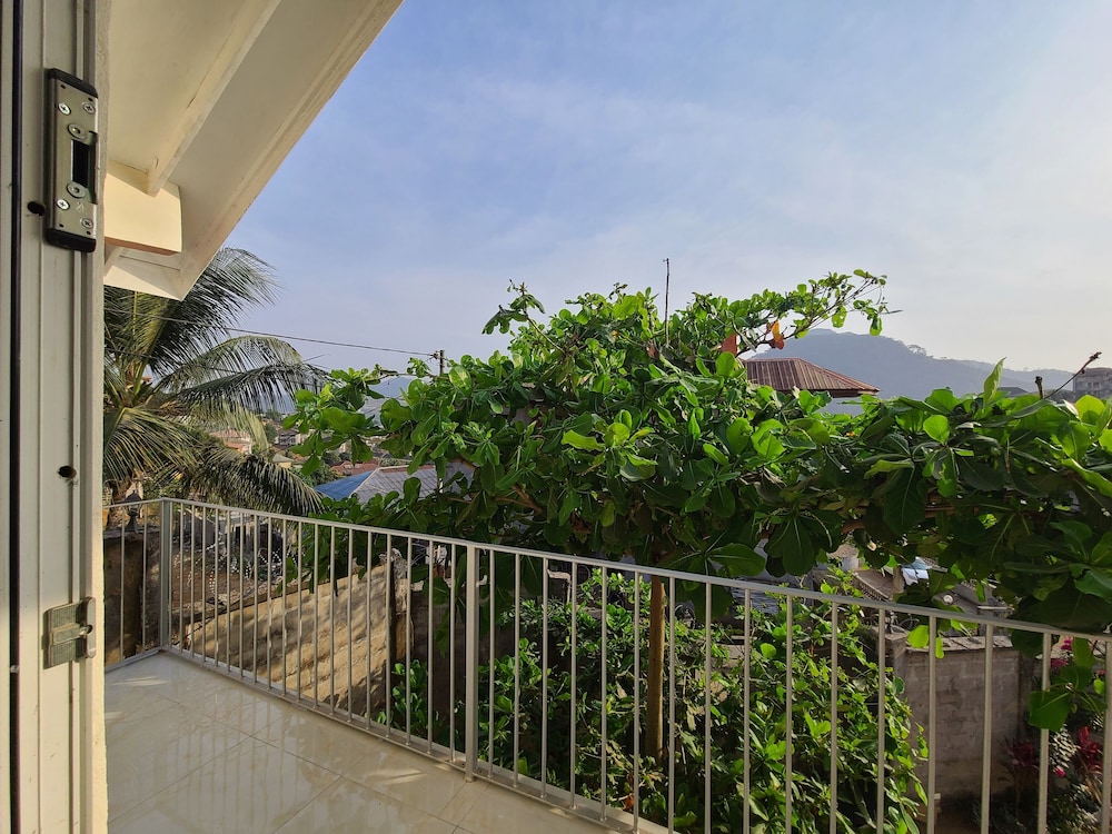 Scenic Mountain View House Sleeps6 Bbq Balcony — 4-Star Luxury Hotel in Freetown, Sierra Leone